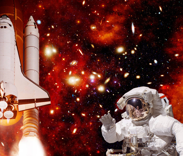 Raketti (sukkula), heiluttaen astronautti ja galaksi. T:n alkuaineet
 - Valokuva, kuva