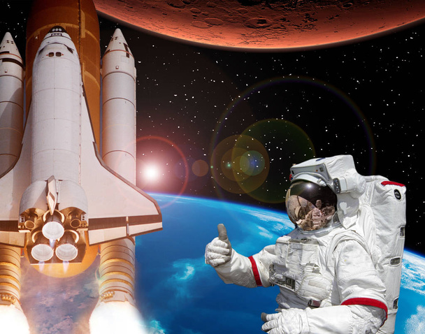 Roket dünyadan Mars'a uçuyor. Astronot thumbs-up gösterir.  - Fotoğraf, Görsel