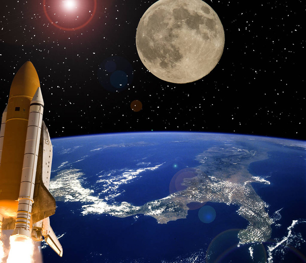 Rakéta és a Hold. Föld a háttérben. Elemei ennek az ima - Fotó, kép