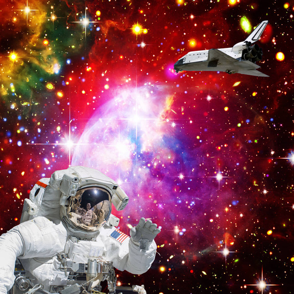 Astronaut in de ruimte. Pendeldienst op de achtergrond. De elementen  - Foto, afbeelding