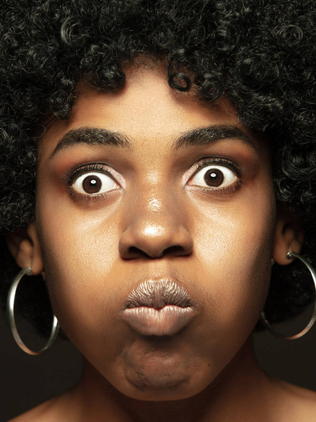 Közelről portré fiatal afro-amerikai érzelmi lány - Fotó, kép
