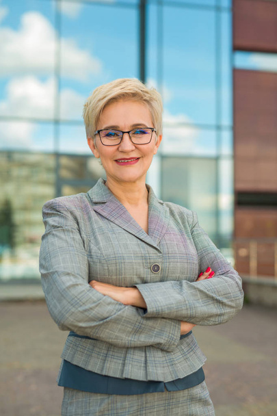 portrait of stylish woman in a suit with a short haircut - Foto, Bild