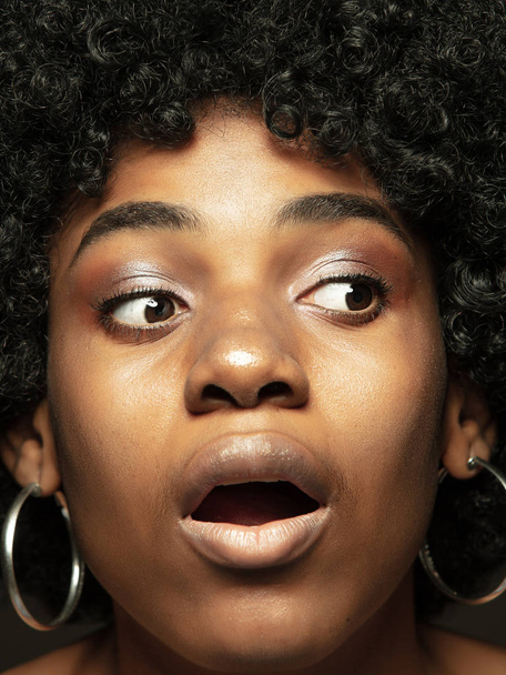 Zavřít portrét mladé afroamerické emoční dívky - Fotografie, Obrázek