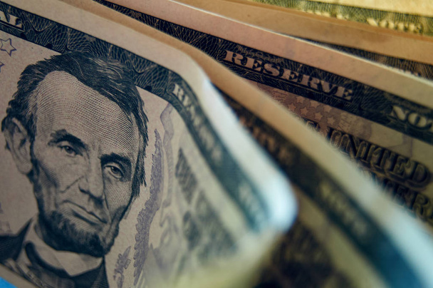 Close-up foto van 5, 10 dollar bankbiljetten. Verenigde Staten cash. Selectieve focus - Foto, afbeelding
