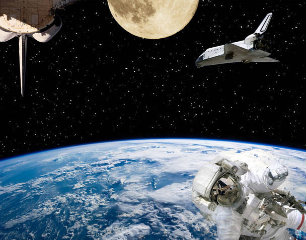 Астронавт, космічні кораблі та Місяць. Земля на тлі. Єремія
 - Фото, зображення