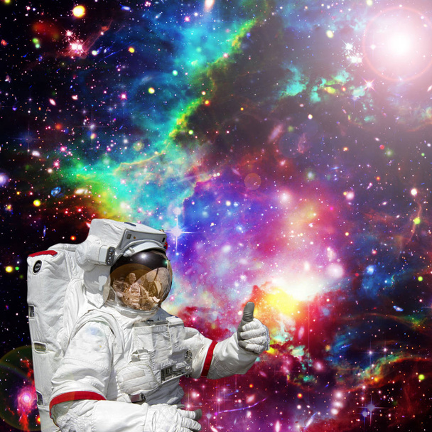 Astronot dış uzay, galaksiler ve yıldız karşı thumbs-up verir - Fotoğraf, Görsel