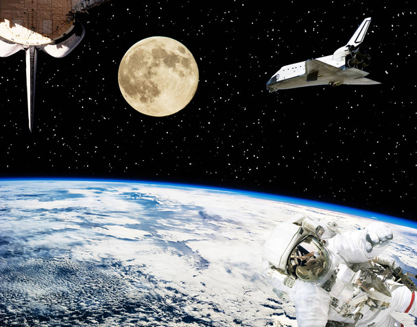 Astronautti, avaruusalukset ja kuu. Maa taustallaan. Elementti
 - Valokuva, kuva