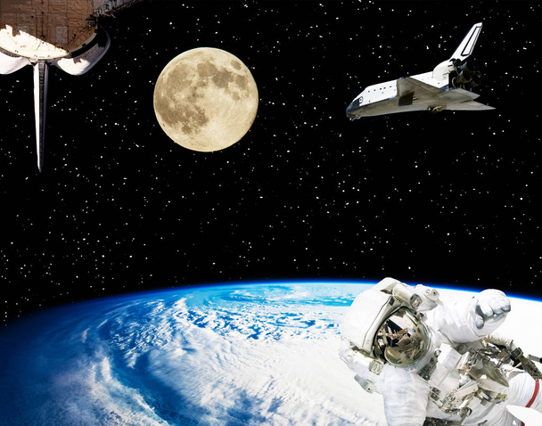 宇宙飛行士、宇宙船、月背景に地球。エレム - 写真・画像