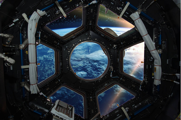 Affascinante alba sulla terra. Vista della finestra della navicella spaziale. Elementi di
 - Foto, immagini