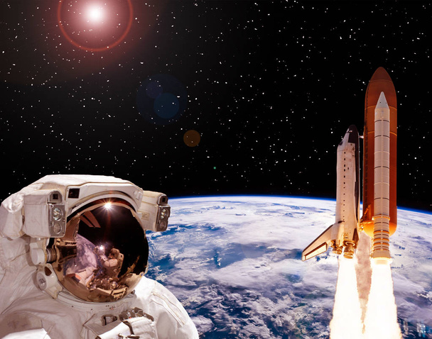 Astronauta mirando el cohete que vuela desde la tierra. El elem
 - Foto, Imagen