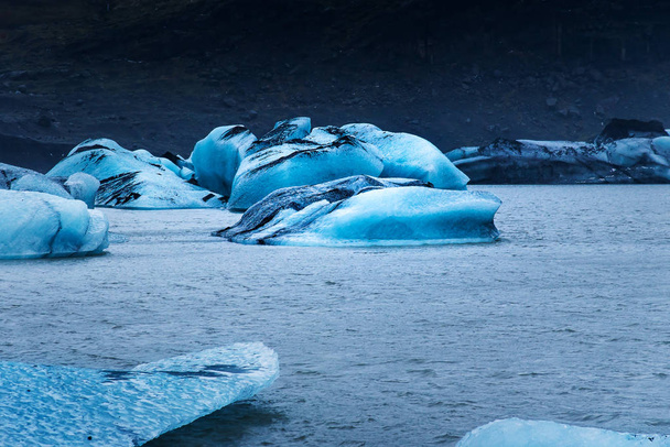 Айсберги, плавающие на леднике Сольхеймайокулл близ Вика в Исландии
 - Фото, изображение