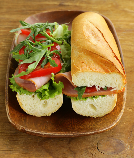 生ハムとトマトのルッコラとバゲット サンドイッチ - 写真・画像