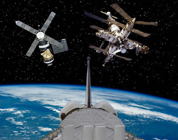 Shuttle von der Erde aus. Raumschiffe im Hintergrund. das eleme - Foto, Bild