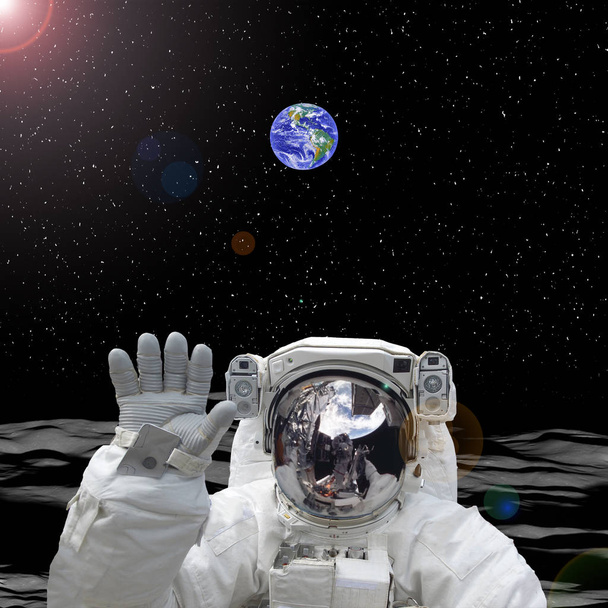 宇宙飛行士の後ろの地球月面の宇宙飛行士要素  - 写真・画像