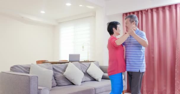 アジアのエルデリーカップルが一緒に踊る - 映像、動画