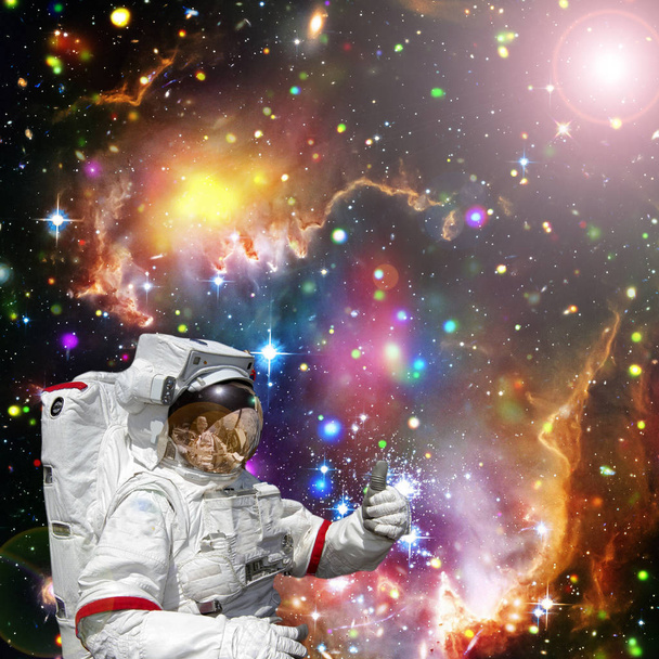 Astronot dış uzay, galaksiler ve yıldız karşı thumbs-up verir - Fotoğraf, Görsel