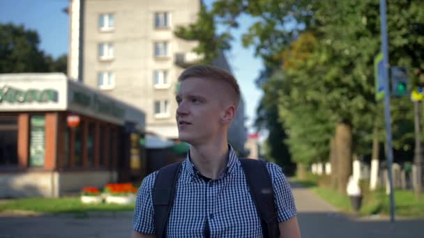 Jonge fotograaf met fotocamera wandelingen rond de kleine Europese stad. - Video