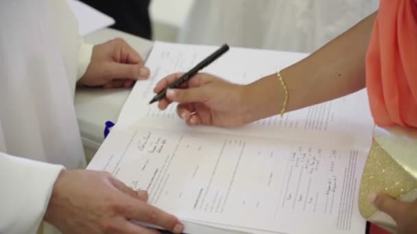 Świadek kobieta podpisuje dokumenty ślubne w kościele - Materiał filmowy, wideo