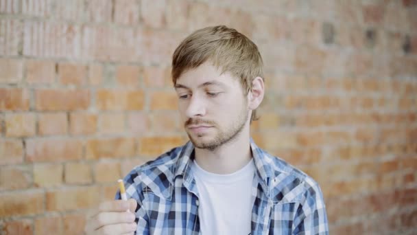 Joven hombre finalmente dejó de fumar
 - Metraje, vídeo