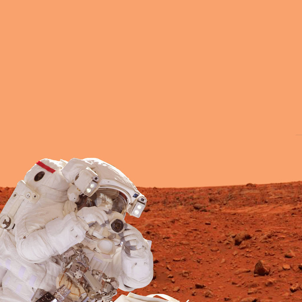 Astronaut mit Kamera und fernem Planeten. Weltraummission. das Element - Foto, Bild