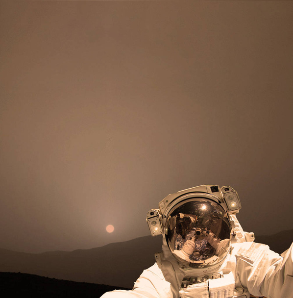 L'astronauta fa selfie su Marte. Gli elementi di questa immagine
  - Foto, immagini