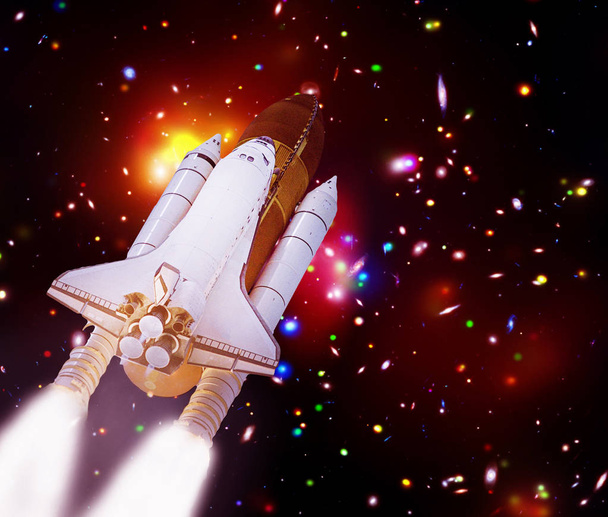 Grandi razzi (shuttle) decollano verso stelle e galassie. L'elemento
 - Foto, immagini