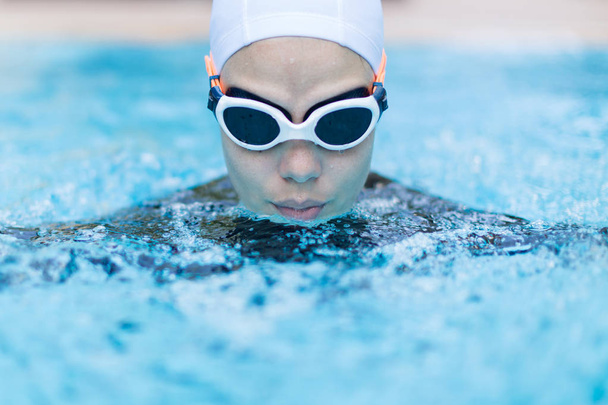 Porträt einer professionellen Schwimmerin im Wasser. - Foto, Bild