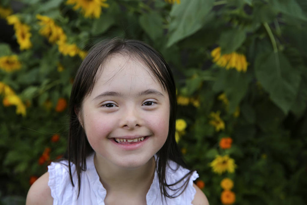 Porträt eines kleinen Mädchens, das im Garten lächelt - Foto, Bild