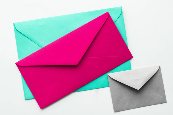 Порожні паперові конверти на мармуровому пласкому фоні, святкові листи
 - Фото, зображення
