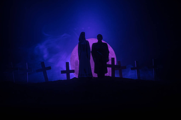 Halloween. Épouse zombie effrayante sur un cimetière de nuit tient une lanterne de citrouille
. - Photo, image