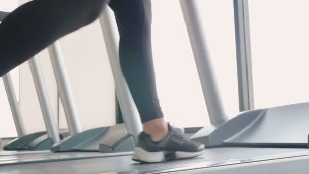 image recadrée de la femme se détendre dans la salle de gym après l'entraînement
 - Séquence, vidéo
