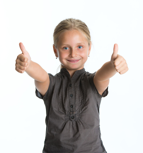 Smiling little girl showing OK sign - Valokuva, kuva