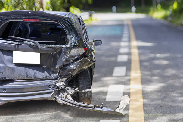 道路駐車場で事故で大きな損傷や破損した黒色車の裏側は、これ以上運転することはできません。テキストまたはデザイン用のコピースペース付き - 写真・画像