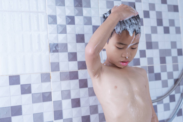 asijský chlapec stojící sprcha. - Fotografie, Obrázek