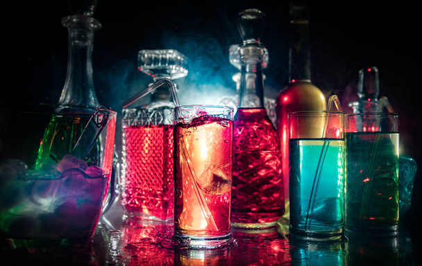 Sammlung von bunten Aufnahmen mit Zitrone an der Bar; Set von Alkohol-Mini-Cocktail-Shootern mit Limette; - Foto, Bild