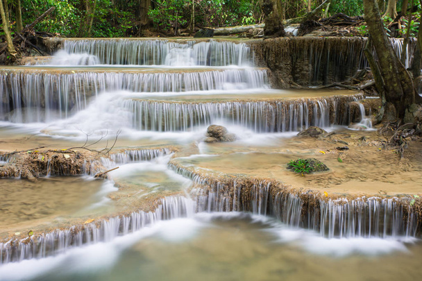 Cascade Huay Mae Kamin, belle cascade en forêt tropicale à K
 - Photo, image