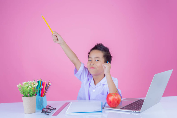 Children write book gestures on a pink background. - Zdjęcie, obraz