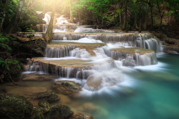 Huay Mae Kamin vodopád, nádherný vodopád v deštného lese na K - Fotografie, Obrázek