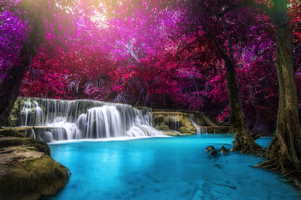 Huay Mae Kamin Cachoeira, bela cachoeira na floresta tropical em K
 - Foto, Imagem