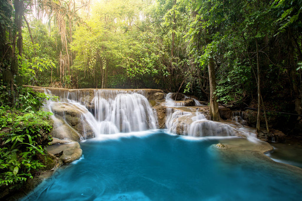 Huay Mae Kamin Cascada, hermosa cascada en la selva tropical en K
 - Foto, Imagen