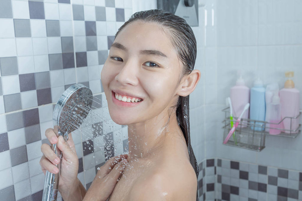 Asijská dívka se sprchou. - Fotografie, Obrázek