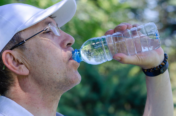 L'uomo degli anni '50 sta bevendo acqua
 - Foto, immagini