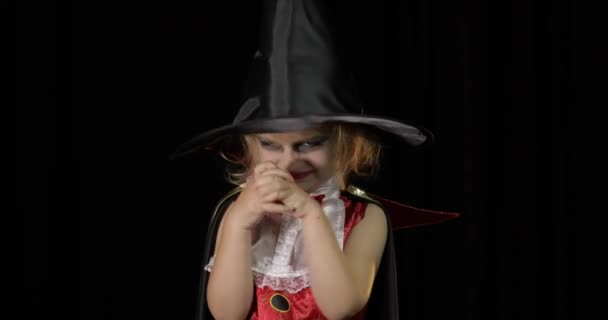 Дитя Дракулы. Девушка с макияжем на Хэллоуин. Вампирский ребенок с кровью на лице
 - Кадры, видео