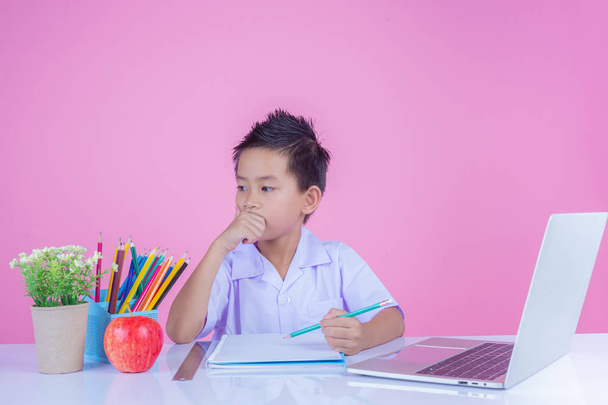 Children write book gestures on a pink background. - 写真・画像