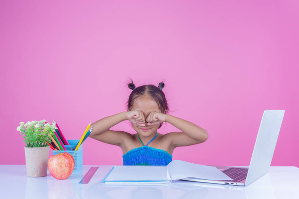 Girls children write book gestures on a pink background. - Foto, Imagen