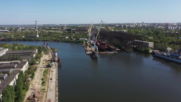 Luftaufnahme des Docks zur Reparatur von Schiffen und Booten in Nikolajew. - Filmmaterial, Video