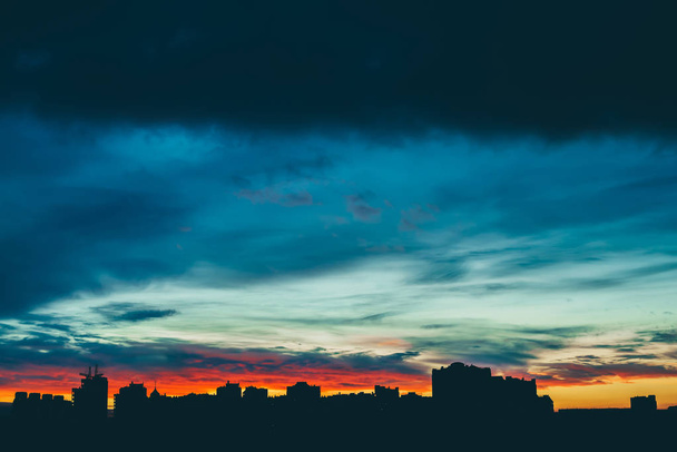 Stadtbild mit herrlich buntem, lebendigem Morgengrauen, Kopierraum - Foto, Bild