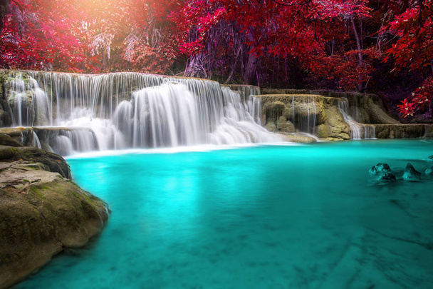 Huay Mae Kamin Cachoeira, bela cachoeira na floresta tropical em K
 - Foto, Imagem