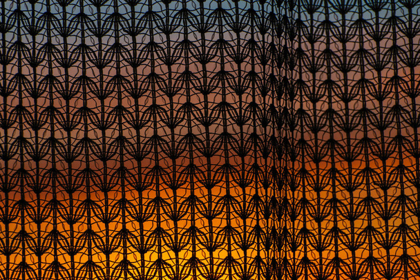Hämmästyttävä romanttinen auringonlasku ikkunassa takana siluetteja tylli rakenne
 - Valokuva, kuva