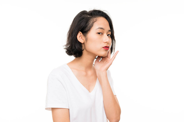 Asiatique jeune femme démaquillage de son visage avec coton pad
 - Photo, image